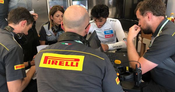 Foto: Carlos Sainz en una reunión con ingenieros de Pirelli. (@PirelliSport)