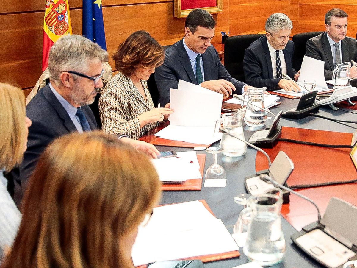 Foto: El jefe del Ejecutivo en funciones, Pedro Sánchez, c-iz, preside este sábado en la Moncloa una reunión del Comité de Coordinación sobre la situación en Cataluña. (EFE)