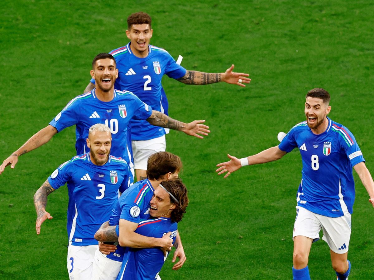 Foto: Los italianos celebran el gol que les dio la victoria contra Albania en la primera jornada. (Reuters/Piroscka Van de Wouw)