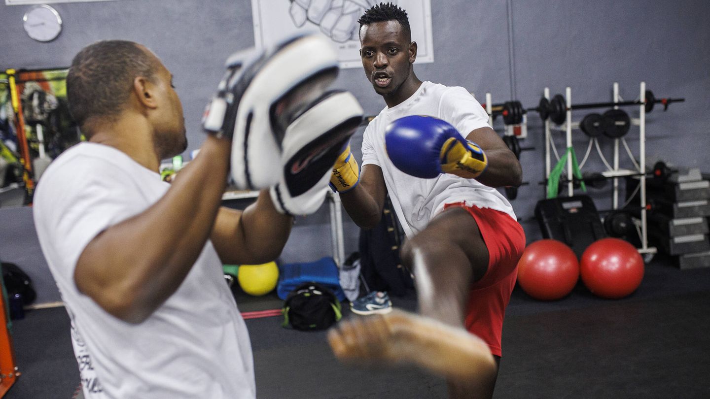 Ousmani entrenando con su preparador y amigo Richard Feliz (Anibal) en las instalaciones de la Escuela de Boxeo Arganda. (A. M. Vélez)