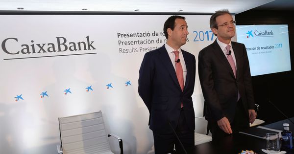 Foto: El consejero delegado de CaixaBank, Gonzalo Gortázar (i), y su presidente, Jordi Gual. (Reuters)