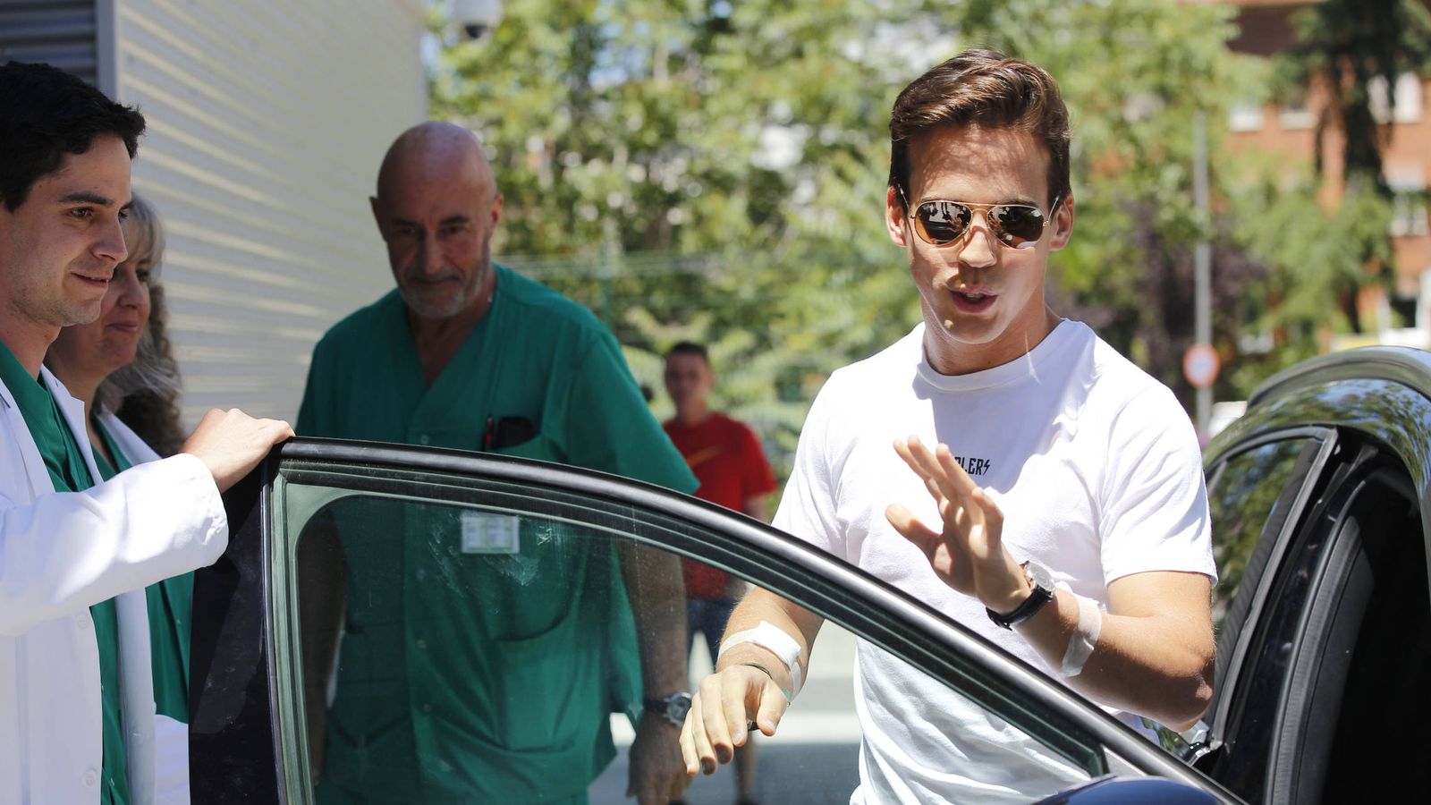 Foto: Gonzalo Caballero a su salida del hospital. (Lagencia Grosby)