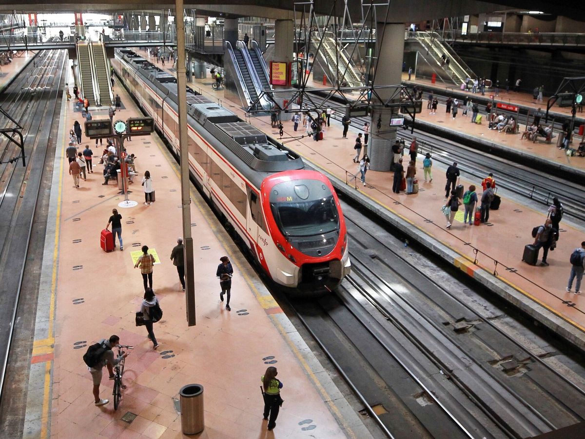 Foto: Vista de la estación de trenes de cercanías de Atocha, en Madrid. (Victor Lerena/EFE)