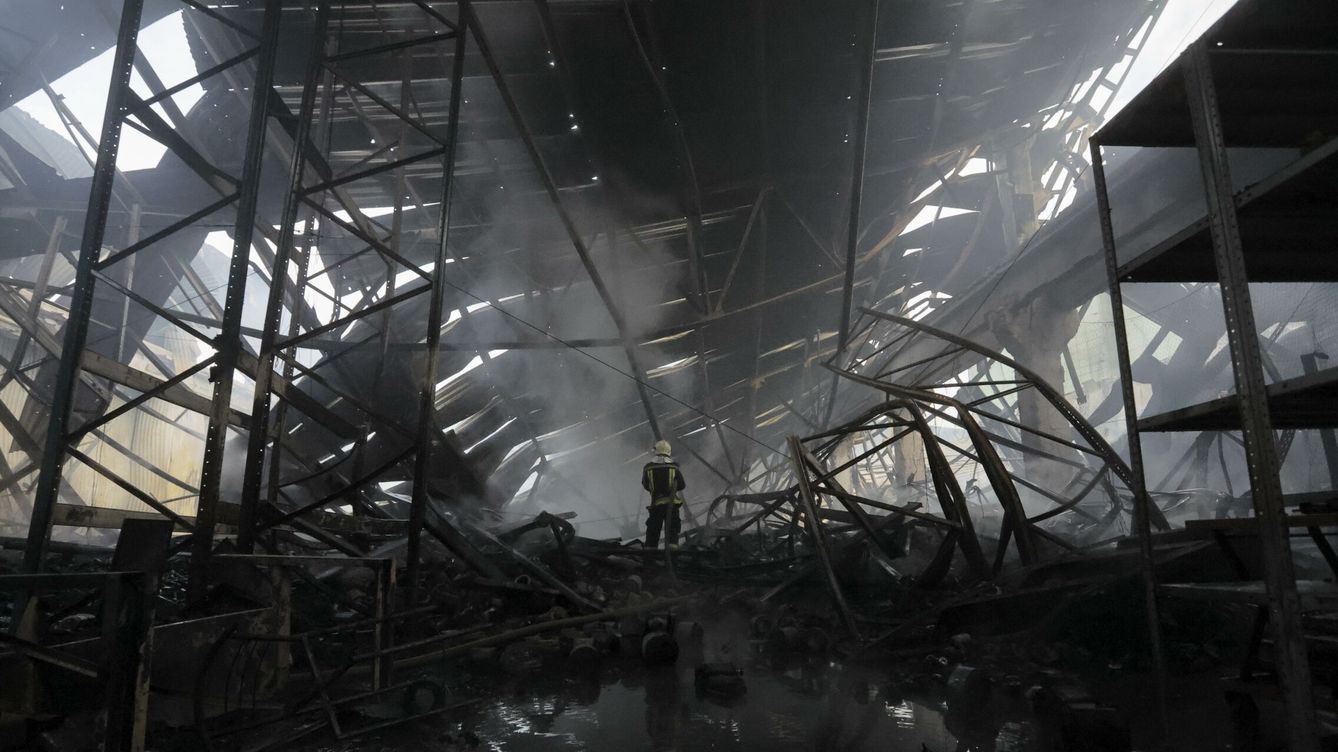 Foto:  Equipos de rescate trabajan en un almacén en Kiev tras un ataque con misiles (EFE/ Oleg Petrasyuk)