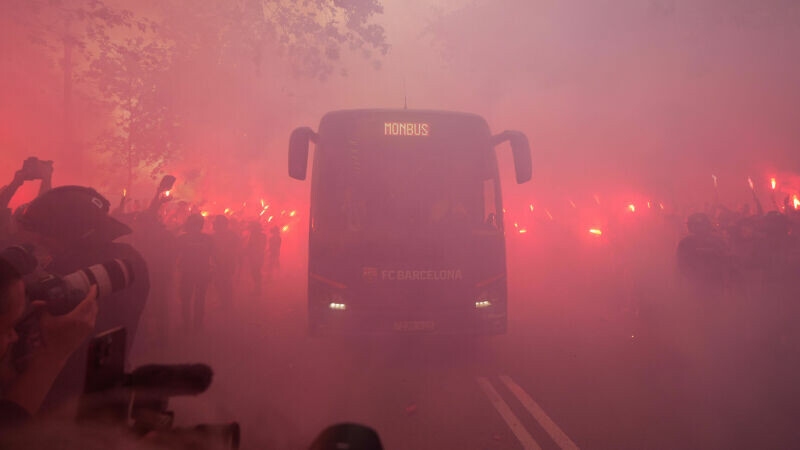 Foto de Nos han tirado piedras. Los aficionados del Barça  apedrean su propio bus