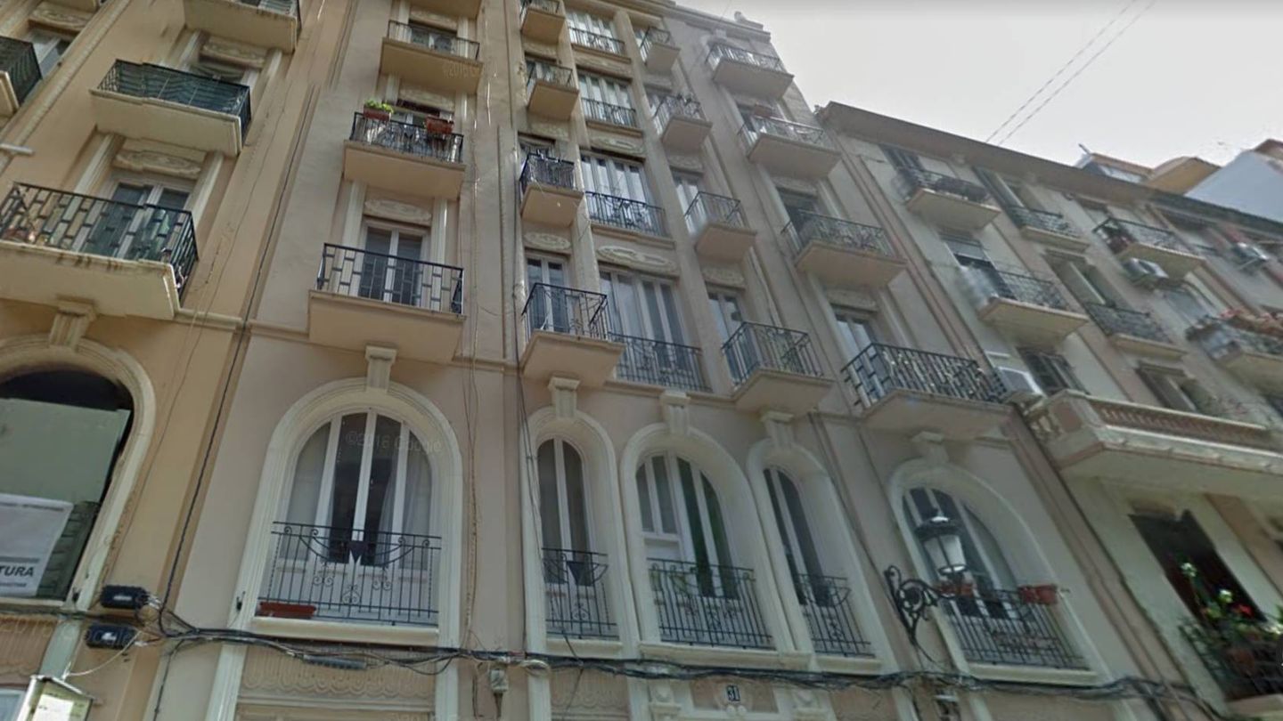 Un edificio de la calle Buenos Aires de Valencia cuyos inquilinos han sido todos desalojados para ofrecer apartamentos turísticos. (Google)