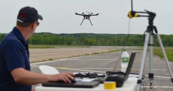 Foto: Un piloto de drones prueba uno de estos robots en Estados Unidos. (EFE)