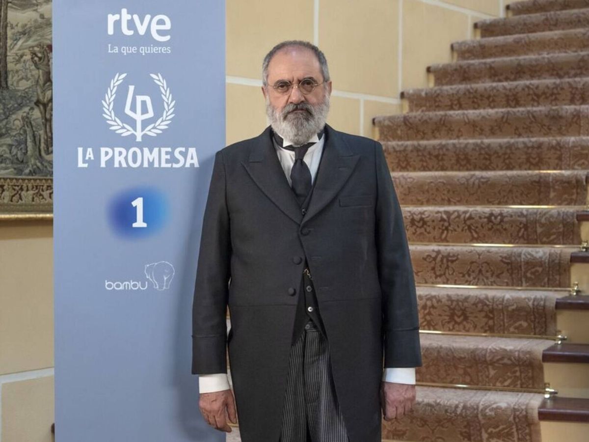 Foto: Joaquín Climent interpreta al mayordomo Rómulo Baeza en la serie 'La Promesa'. (RTVE)