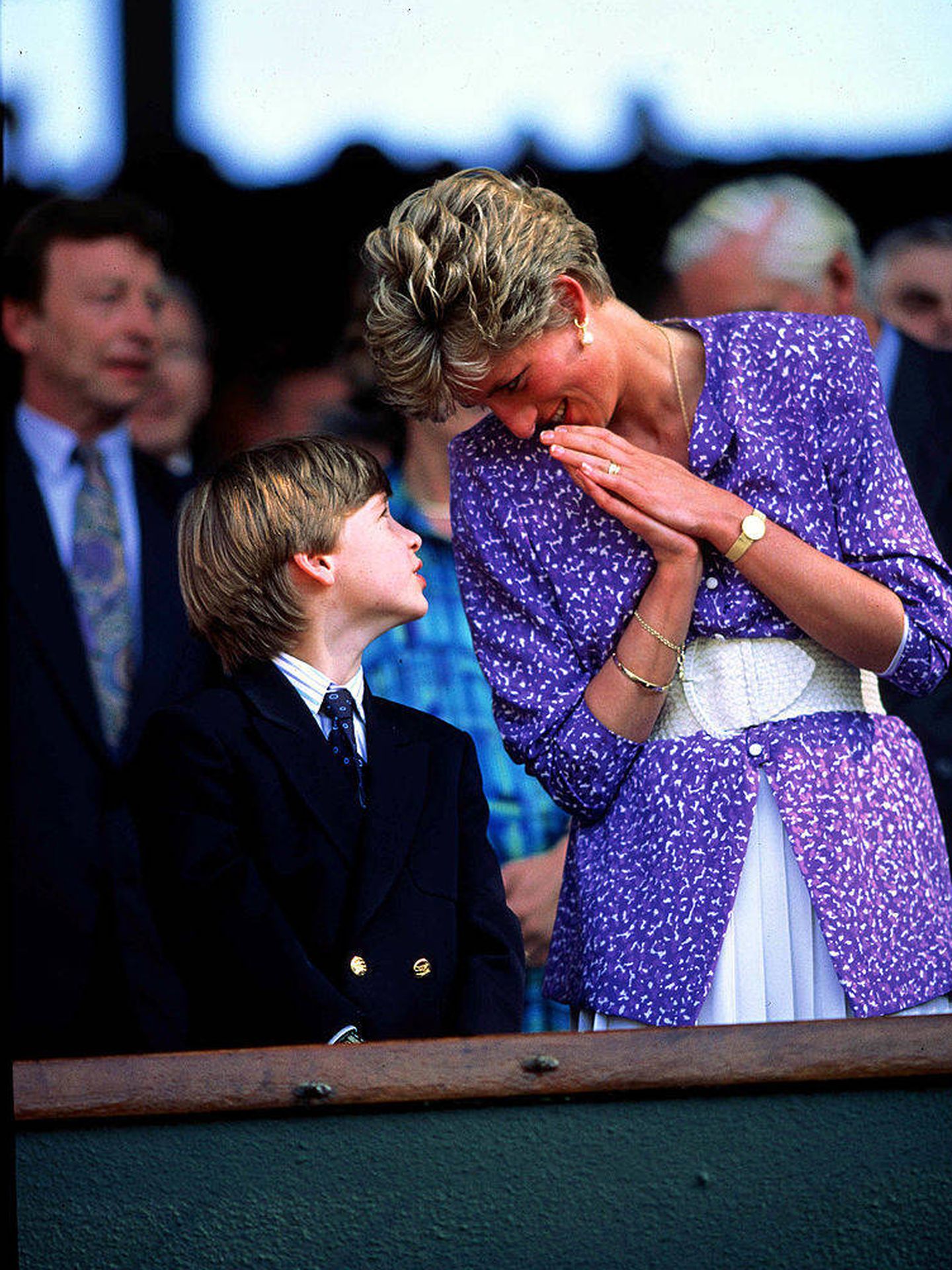 Madre e hijo en las gradas de Wimbledon en 1991. (Getty)