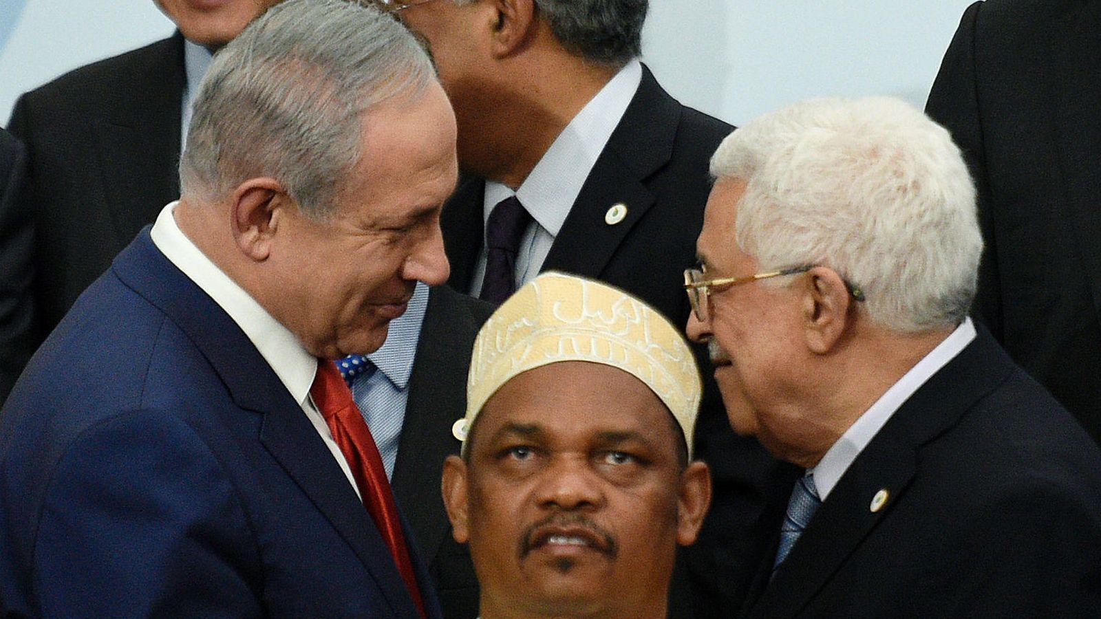 Foto: Ikililou Dhoinine, el presidente de las Islas Comores, arruina la histórica fotografía del apretón de manos entre Netanyahu y Abbas
