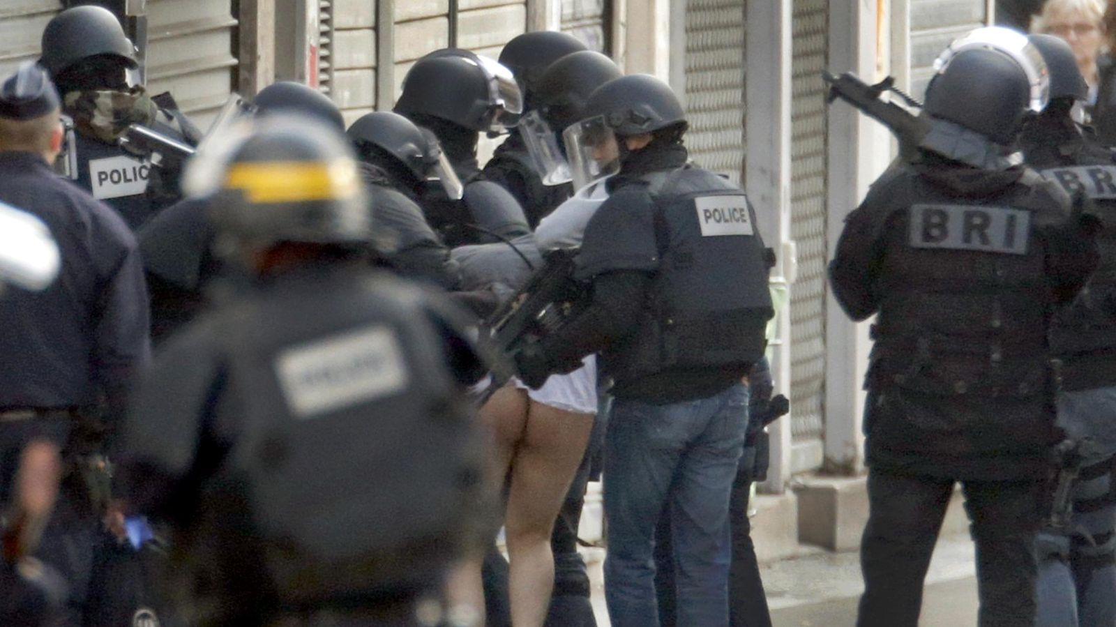 Foto: Un momento de la operación policial llevada a cabo en Saint-Denis. (Reuters)