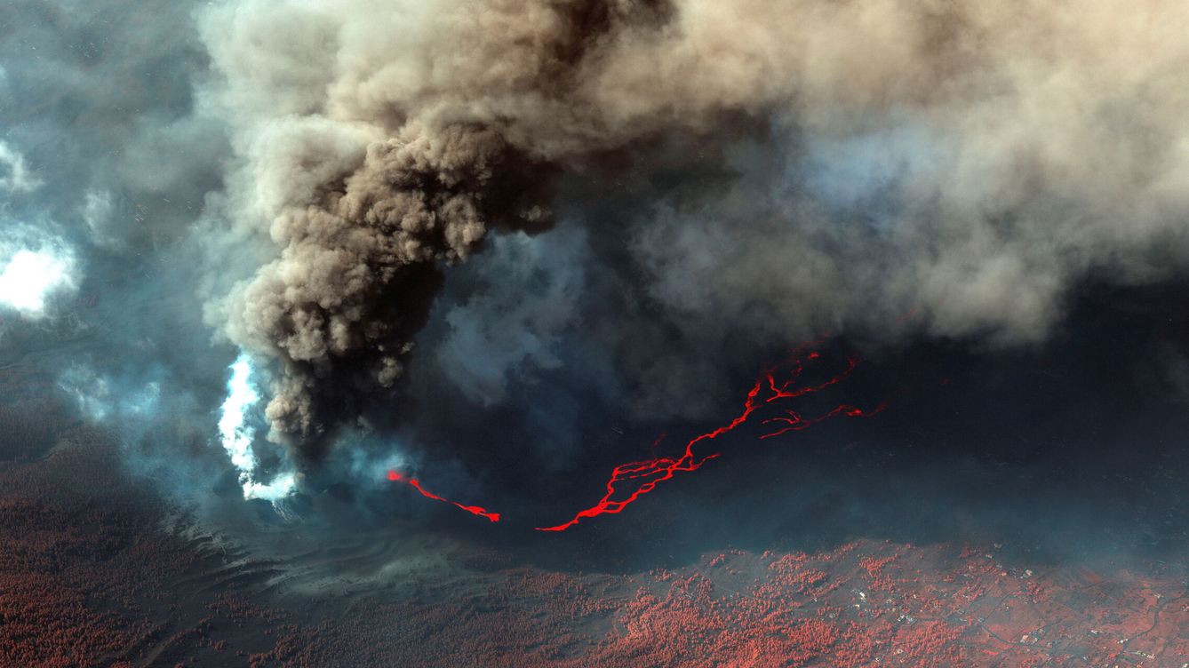 Foto: El volcán de Cumbre Vieja, en La Palma, continúa su erupción. (Reuters) 