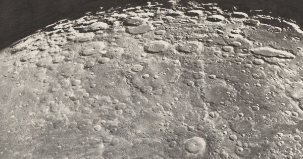 Foto: Fotografía cedida por la Galería Nacional de Arte del fotograbado "Fotografía lunar. Radiación de Tycho - Fase de crecimiento" 