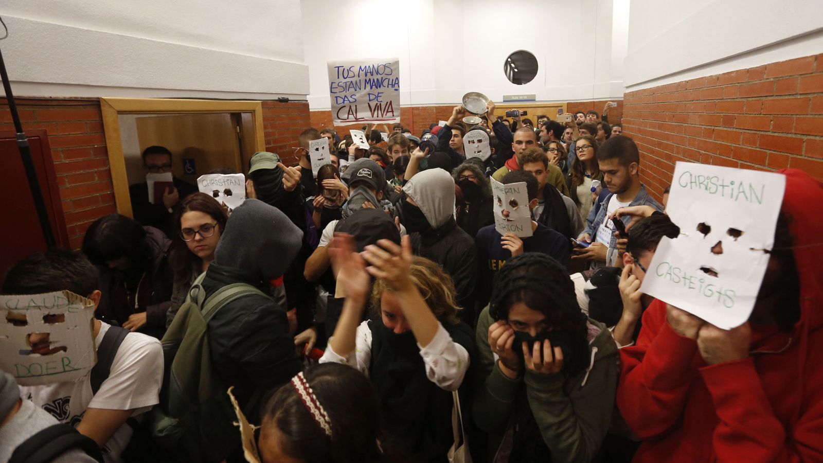 Foto: Decenas de jóvenes, esperando a Felipe González en la Universidad Autónoma de Madrid. (EFE)