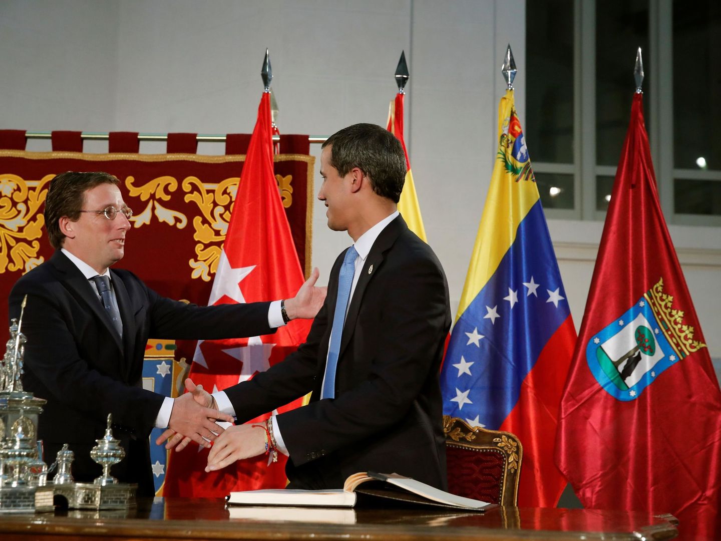 El presidente encargado de Venezuela, Juan Guaidó (d), junto al alcalde de Madrid, José Luis Martínez-Almeida (i). (EFE)