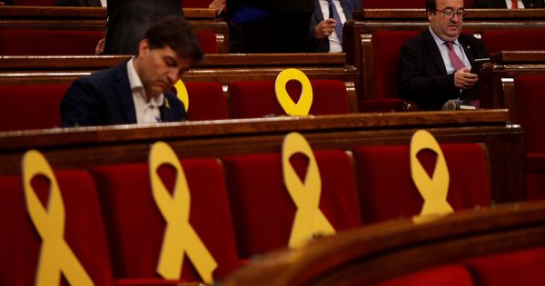 Foto: El primer secretario del PSC, Miquel Iceta, durante el pleno del Parlament de Cataluña. (EFE)