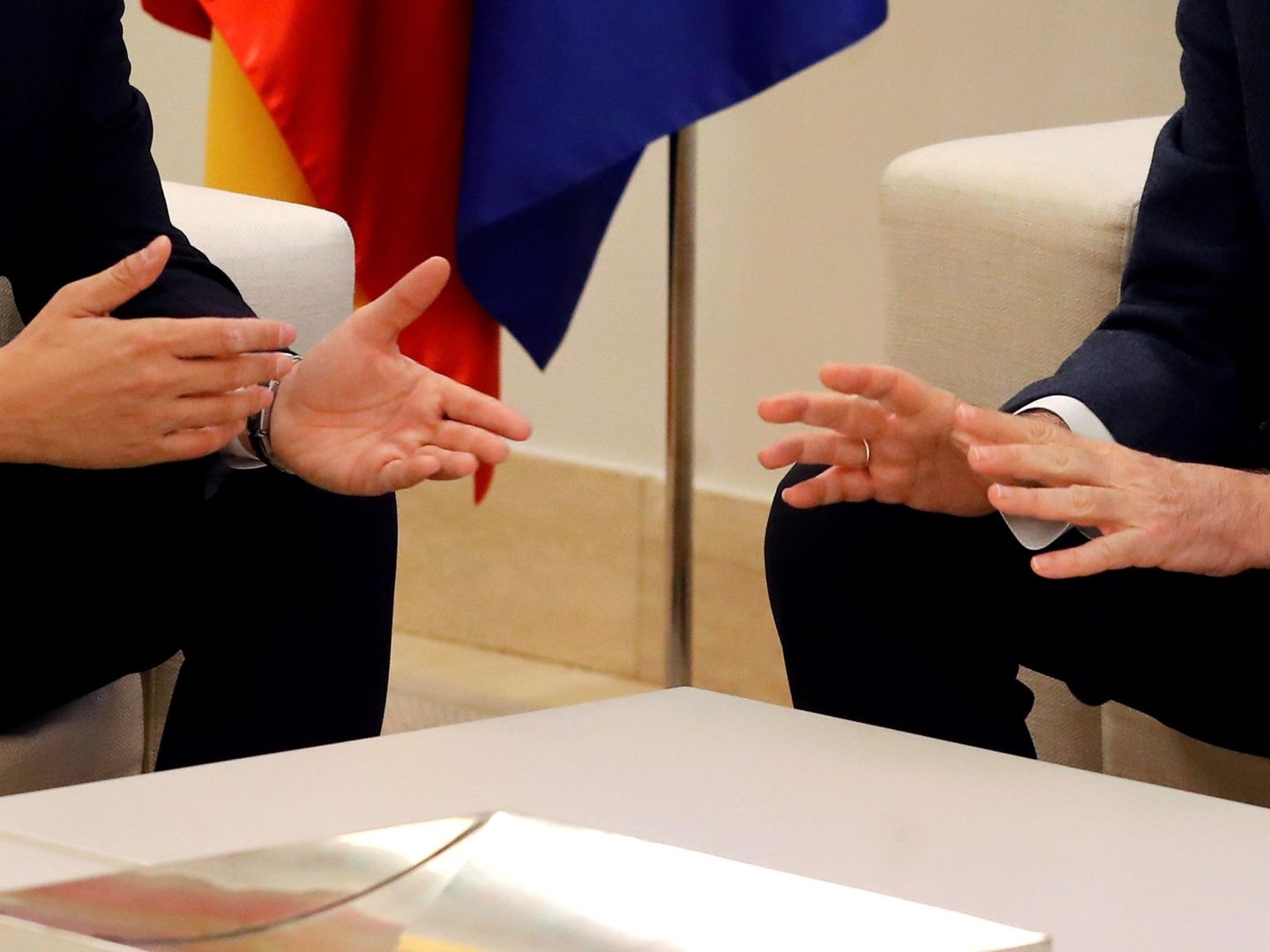 Detalle de las manos del presidente del Gobierno, Mariano Rajoy, y el líder de Ciudadanos, Albert Rivera (i).