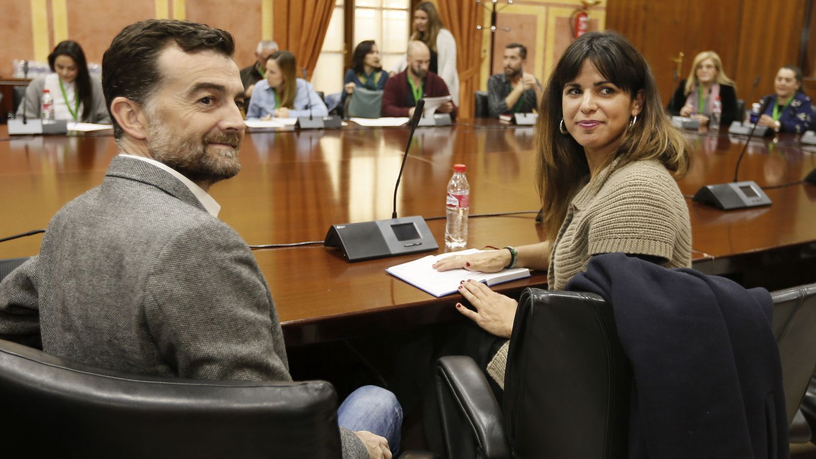 Foto: Los coordinadores generales y portavoces parlamentarios de IU Andalucía y Podemos Andalucía, Antonio Maíllo y Teresa Rodríguez, durante una reunión con miembros de la comunidad educativa. (EFE)