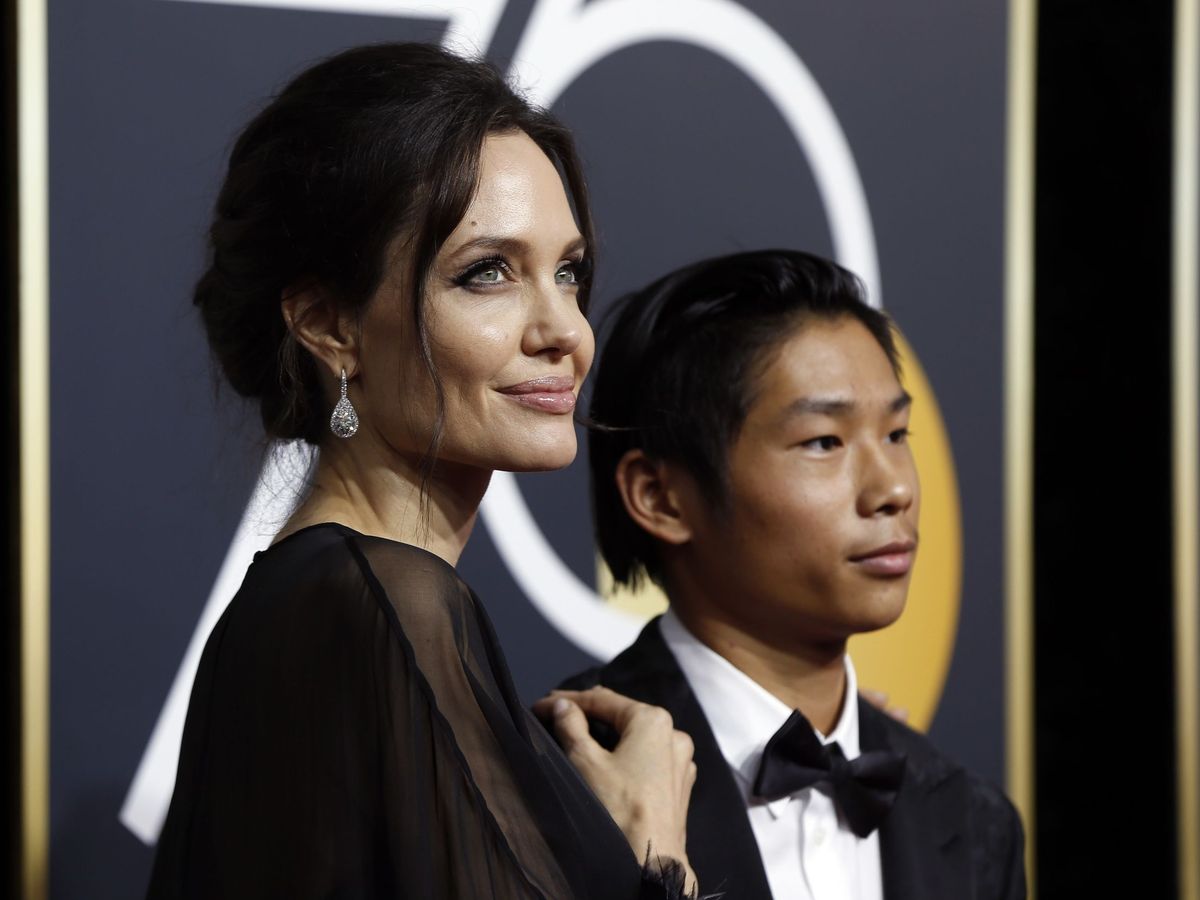 Foto: Angelina Jolie y su hijo Pax, en los Globos de Oro. (Reuters/Mario Anzuoni)