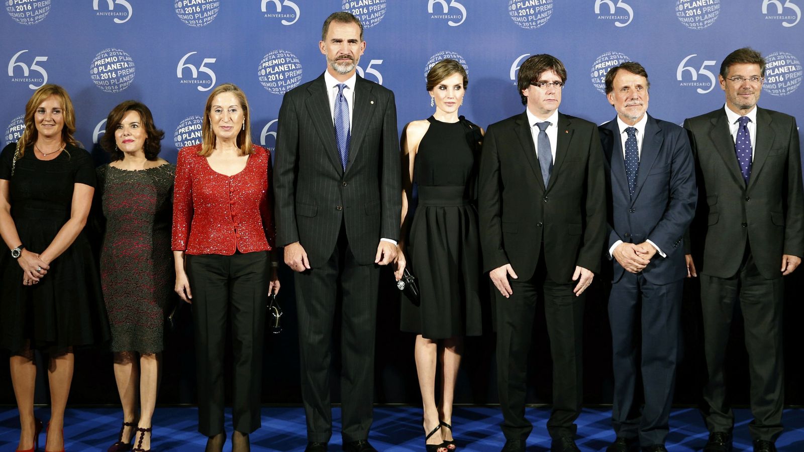 Foto: Los reyes Felipe y Letizia, junto a Carles Puigdemont, Ana Pastor, Soraya Saenz de Santamaría,, Josep Creuheras y Rafael Catalá, en la cena del Premio Planeta. (EFE)