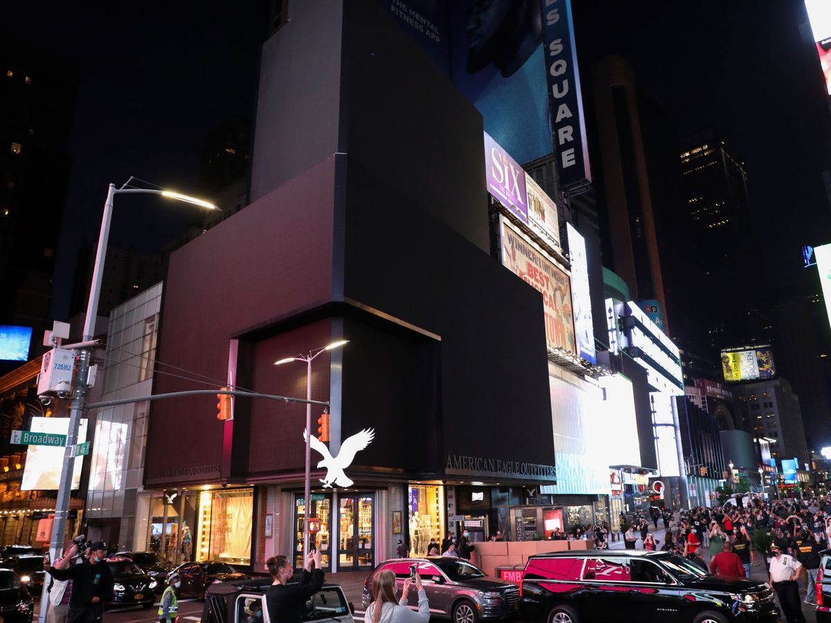 Foto: Los famosos luminosos de Times Square se quedaron a oscuras durante un minuto (Reuters/Caitlin Ochs)