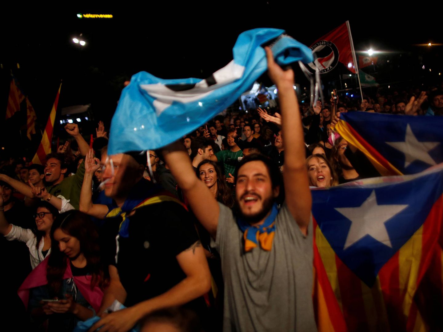 Una multitud reacciona en la plaza de Cataluña tras la jornada de votación. (Reuters)
