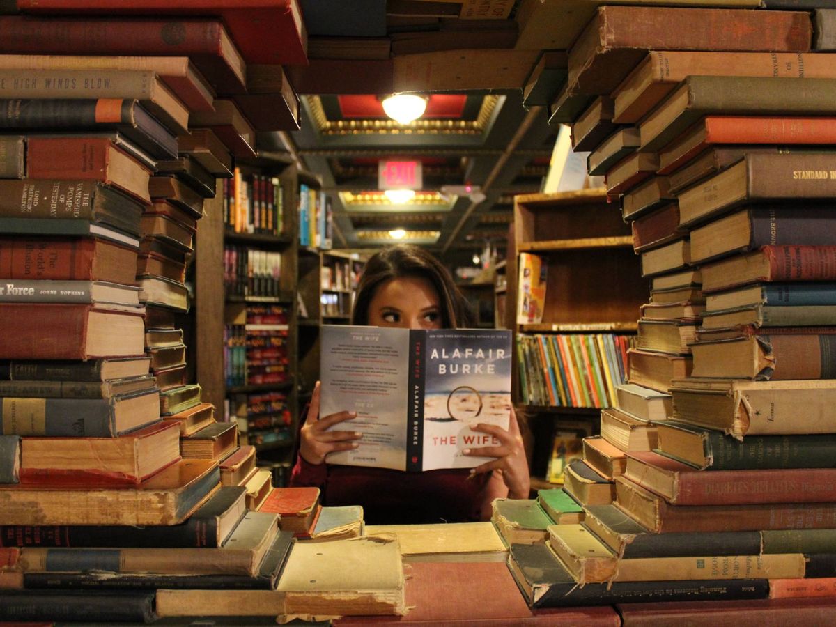 Foto: Una biblioteca llena de libros. (Unsplash)