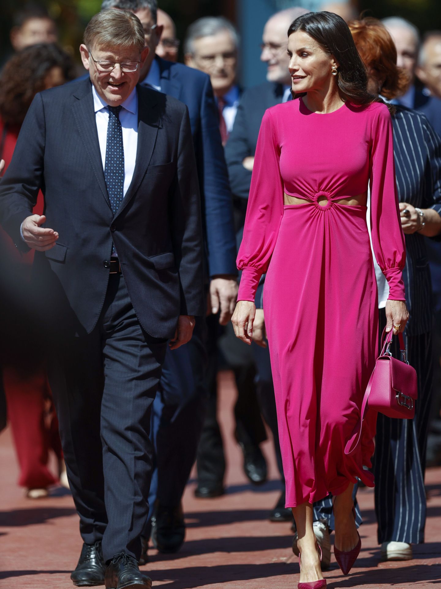 La reina Letizia, junto al presidente de la Generalitat, Ximo Puig, en la entrega las condecoraciones de Cruz Roja 2022. (EFE/Kai Försterling)