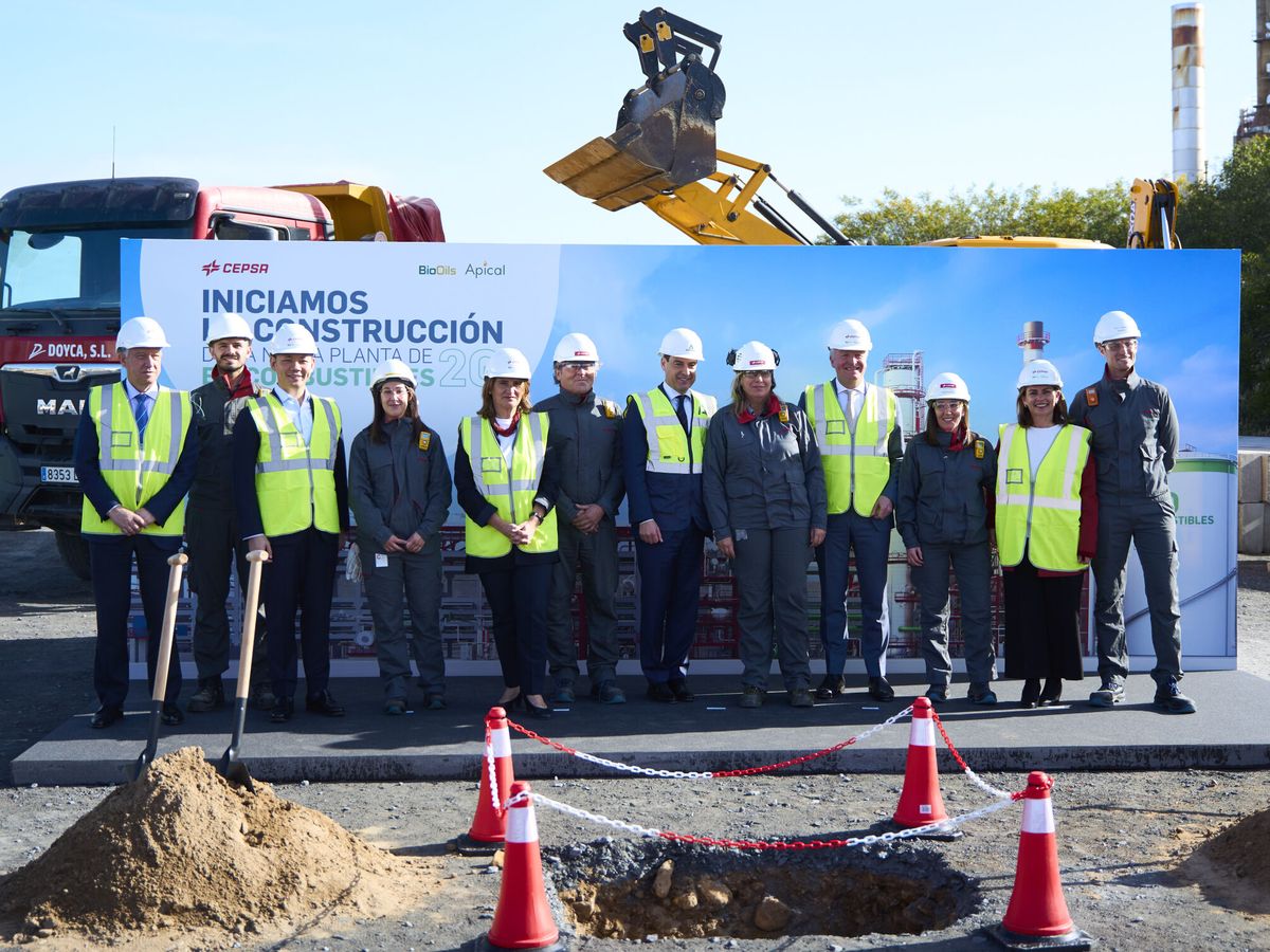 Foto: Teresa Ribera y Juanma Moreno colocan la primera piedra de la nueva planta de biocombustibles de Cepsa (Huelva)