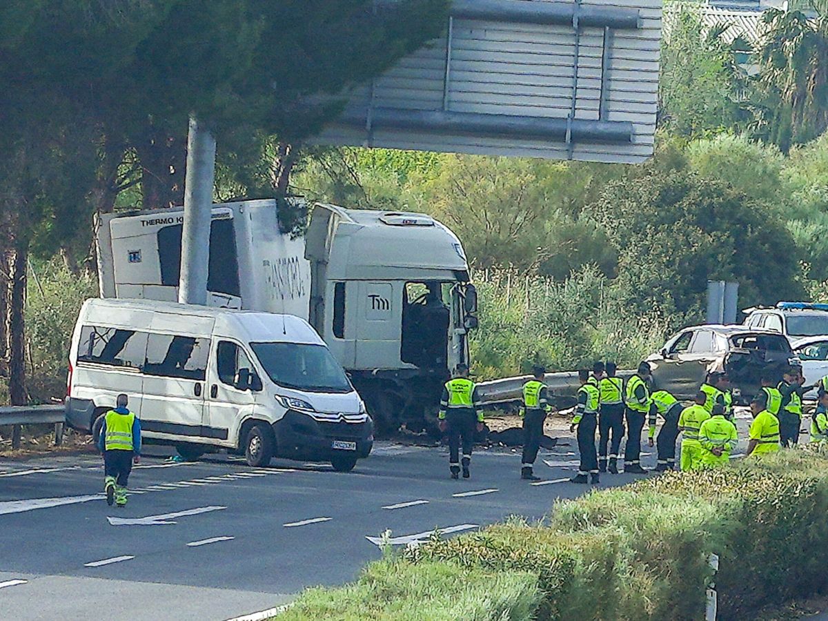 Foto: El camión implicado en el brutal accidente ocurrido en la AP-4. (J. Olmo/Europa Press)