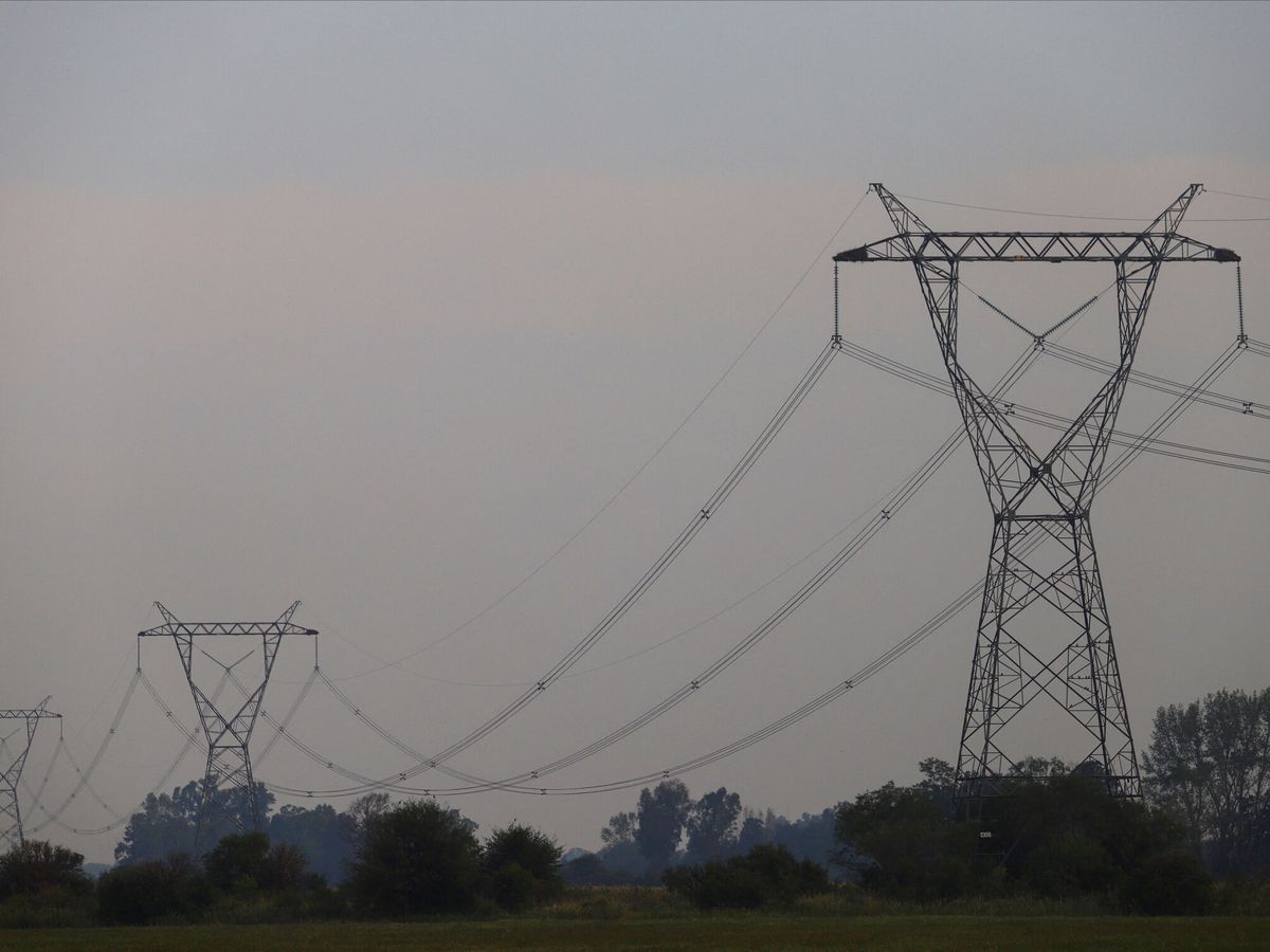 Foto: Redes eléctricas cerca de la central nuclear Atucha I. (Reuters/Matias Baglietto)