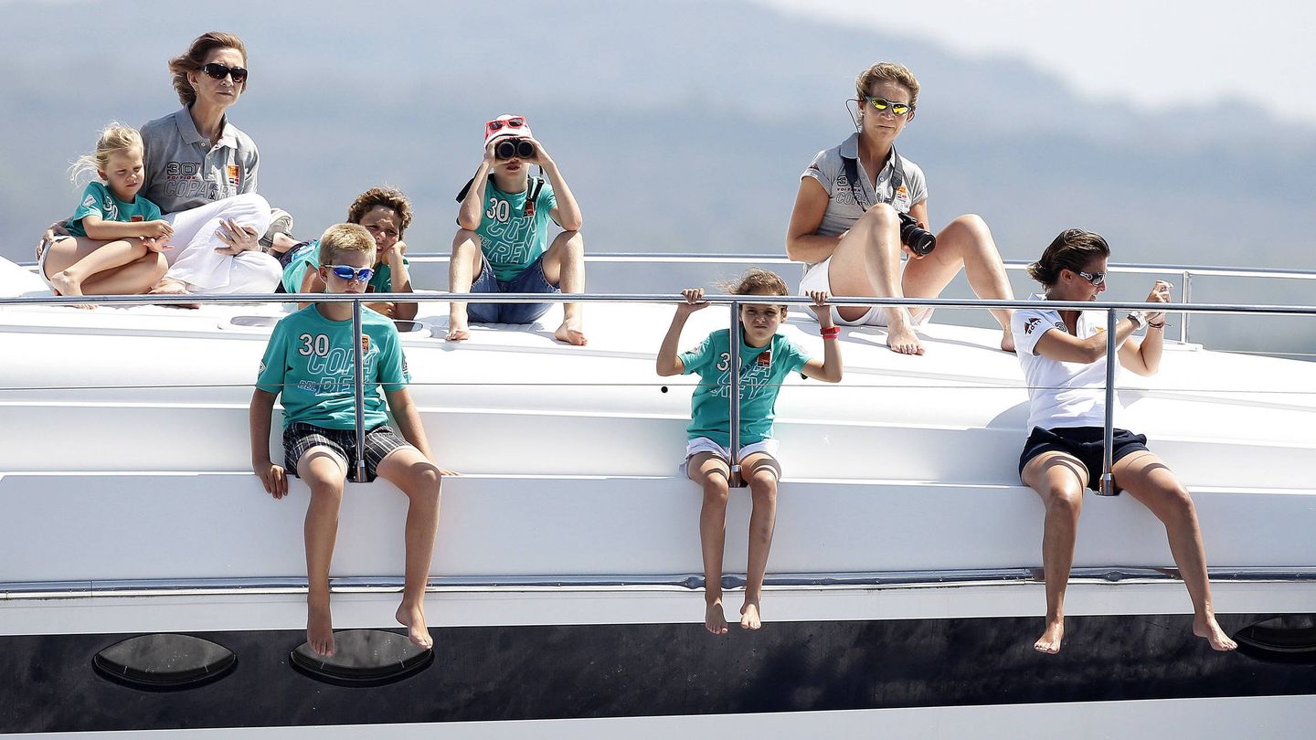 La reina Sofía, con la infanta Elena y algunos de sus nietos a bordo del Somni. (EFE)