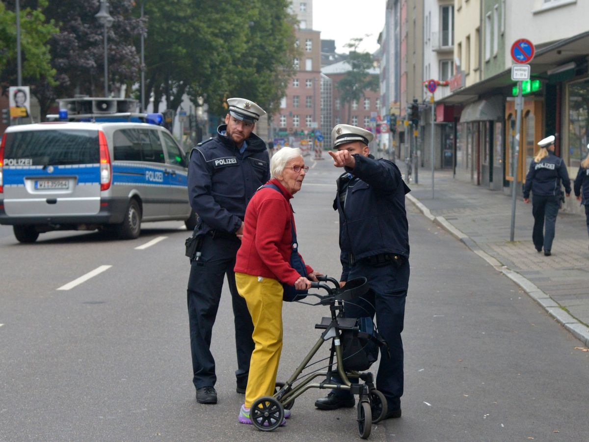 Foto: La policía da indicaciones a una anciana en Fráncfort, Alemania. (EFE)
