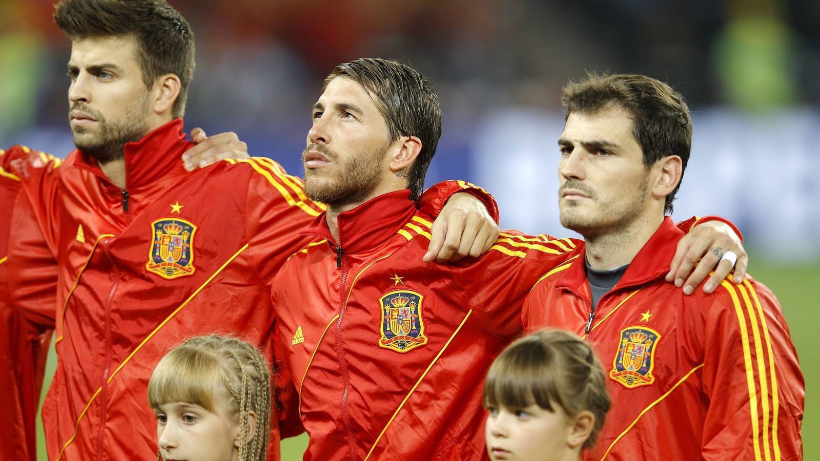 Foto: Piqué junto a Sergio Ramos y Casillas durante un partido de la selección española (EFE)