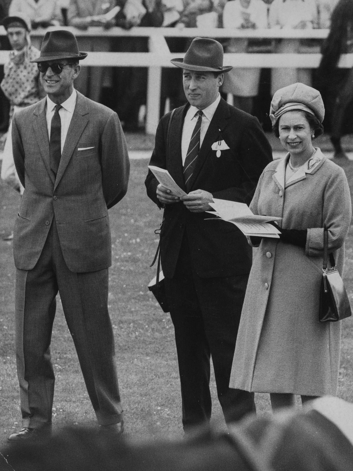 Lord Porchester, el duque de Edimburgo y la reina Isabel, en 1969. (Getty)