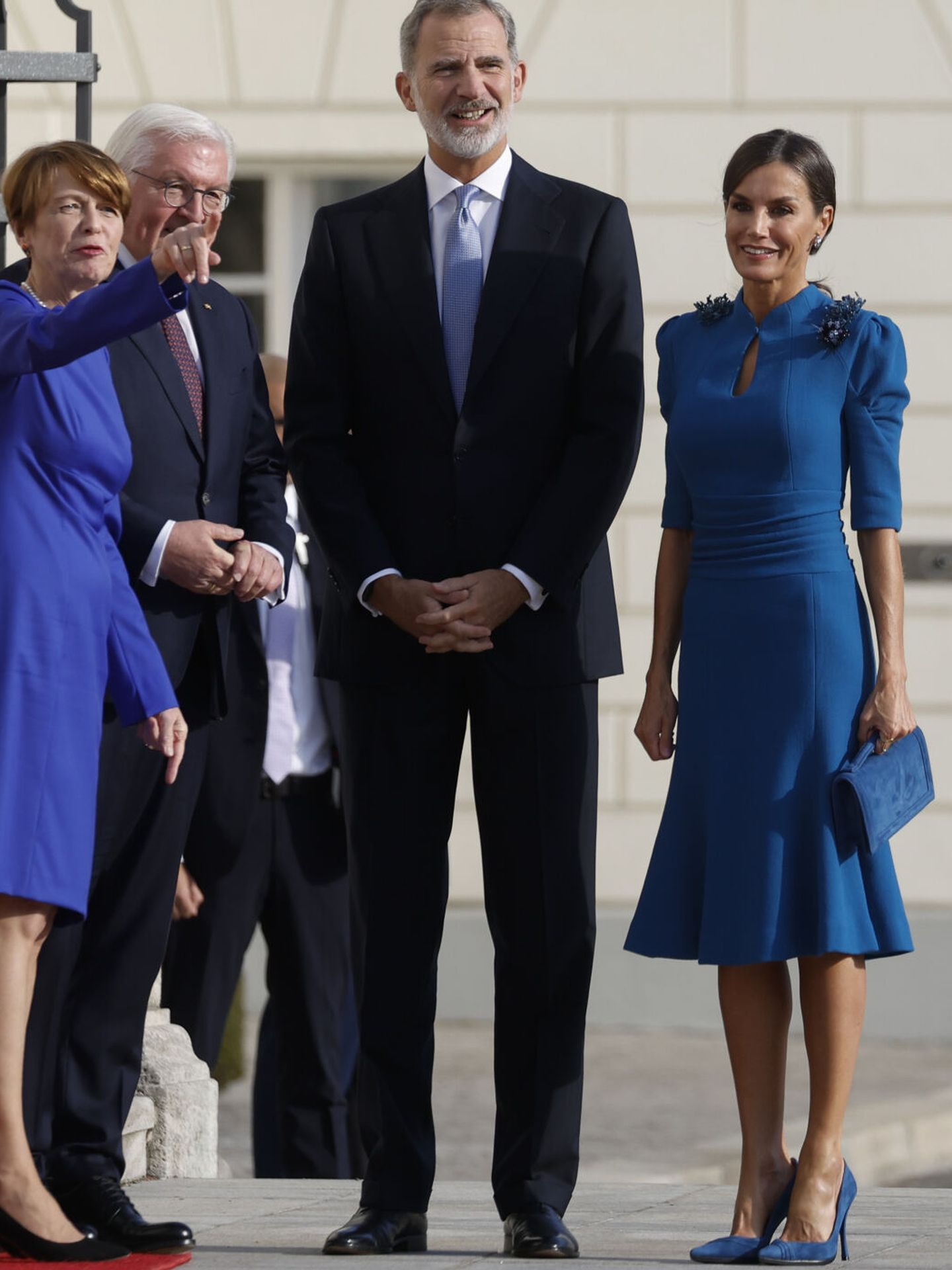 Doña Letizia, de azul durante una ceremonia de bienvenida en el palacio Bellevue en Berlín. (EFE/Juanjo Martín)