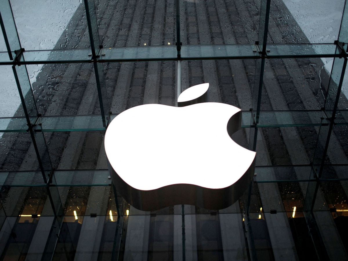 Foto: Logo de Apple en sus oficinas de Nueva York. (Reuters/Mike Segar)