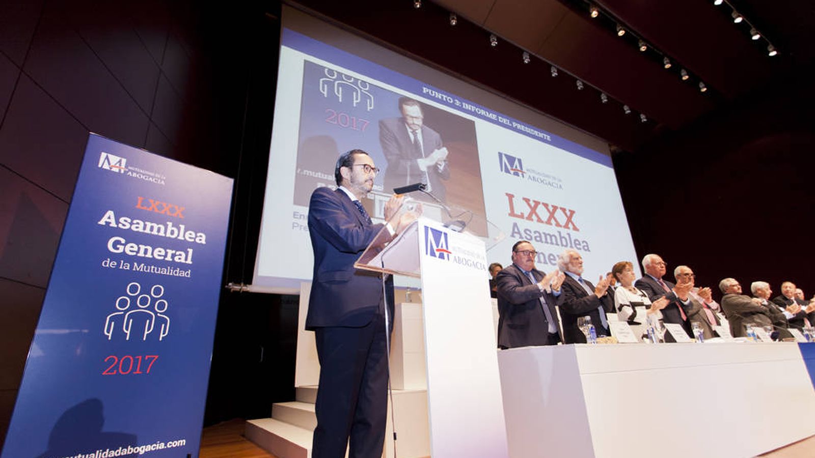 Foto: El presidente de la Mutualidad de la Abogacía, Enrique Sanz Fernández-Lomana, en la asamblea general. (Mutualidad de la Abogacía)