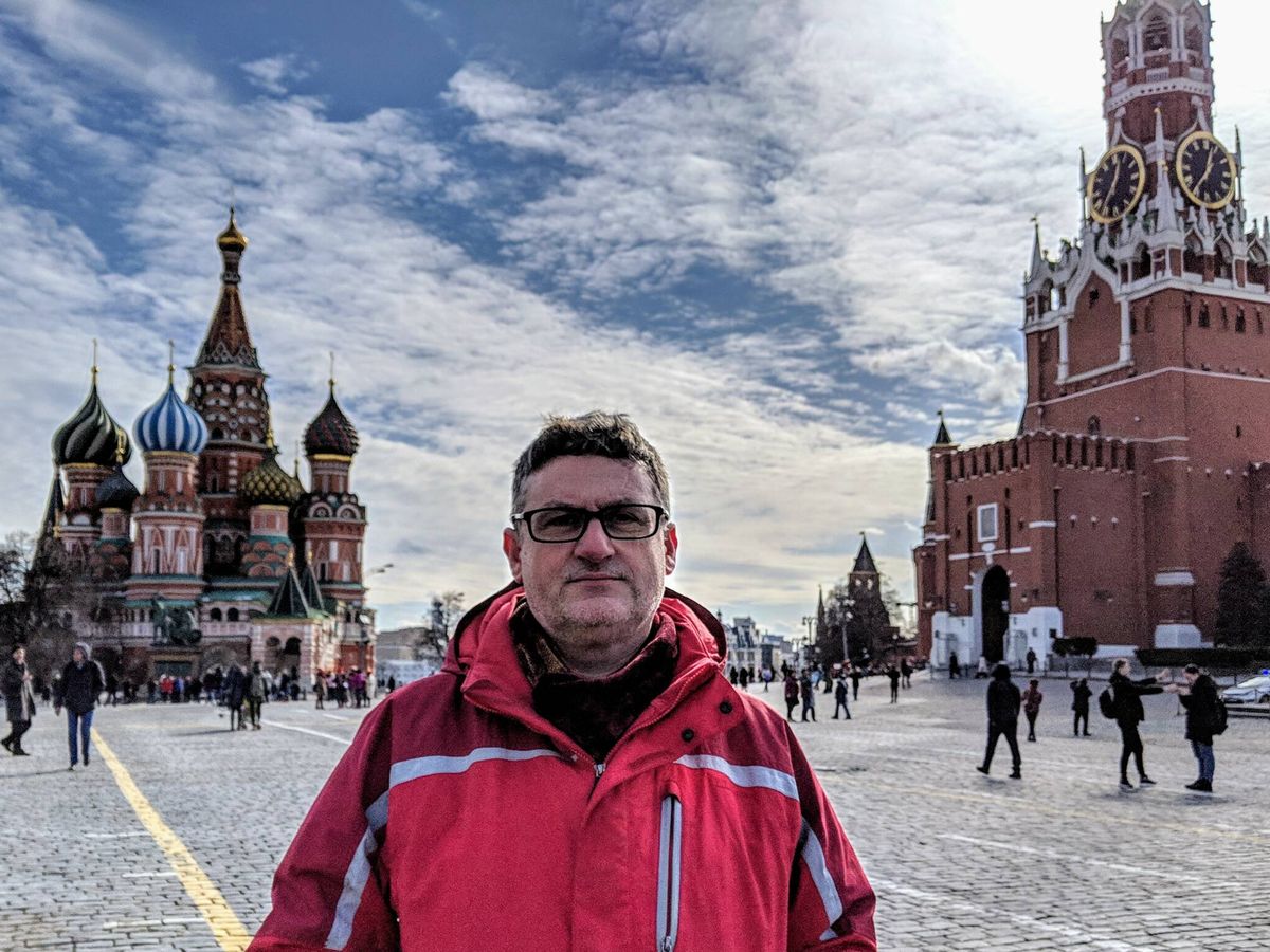 Foto: El profesor Mark Galeotti, en la Plaza Roja de Moscú. (Foto cedida)