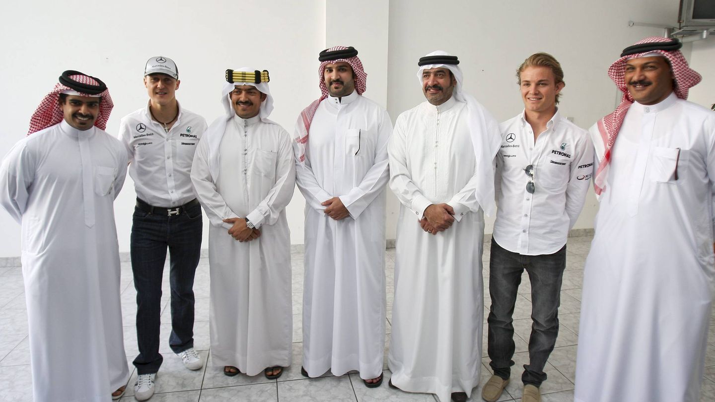 Michael Schumacher y Nico Rosberg posan junto a miembros de la familia real. (EFE)