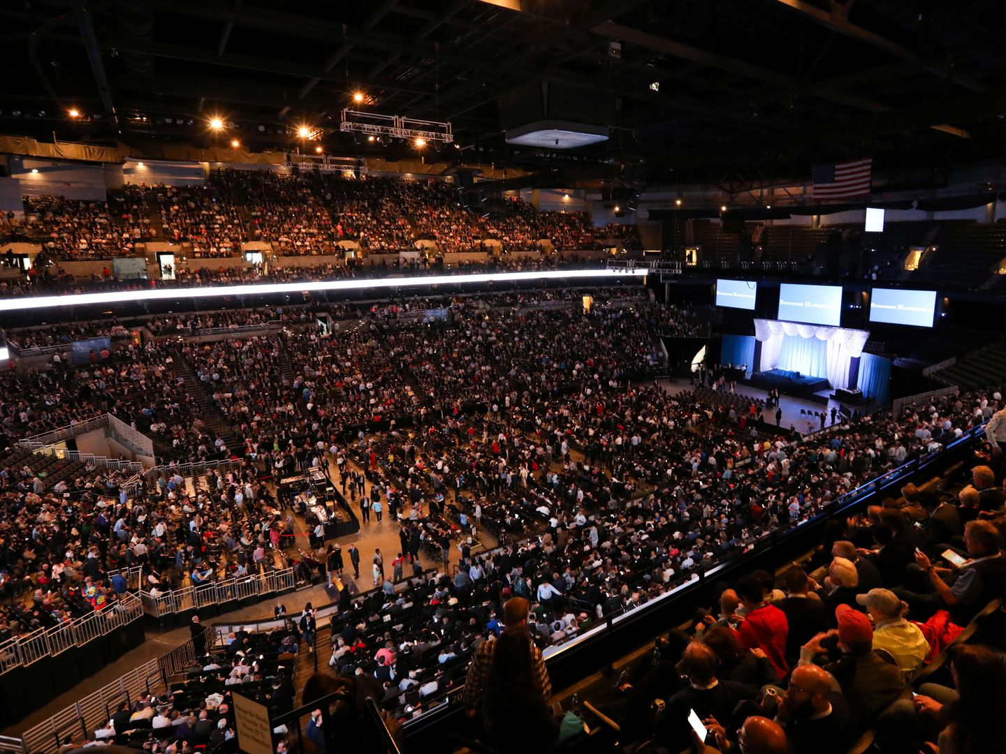 Imagen de la conferencia a accionistas en Omaha (Nebraska). (Reuters)  