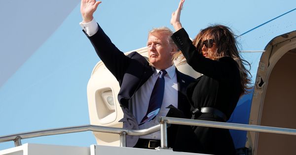 Foto: El presidente de EEUU, Donald Trump, y la primera dama, en la Osan Air Base, Corea del Sur. (Reuters)