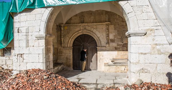 Foto: Isaac Ayala, párroco de Arraya de Oca (Burgos), abre el templo en ruinas. (David Brunat)