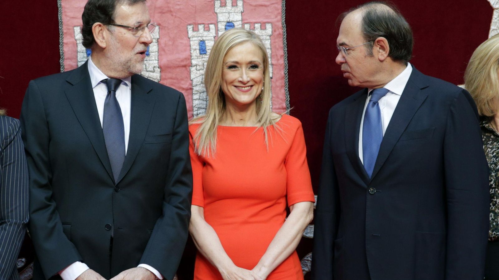 Foto: El presidente del Gobierno y del PP, Mariano Rajoy (i), y el presidente del Senado, Pío García Esudero (d) junto a Cristina Cifuentes, presidenta de la Comunidad de Madrid. (EFE)