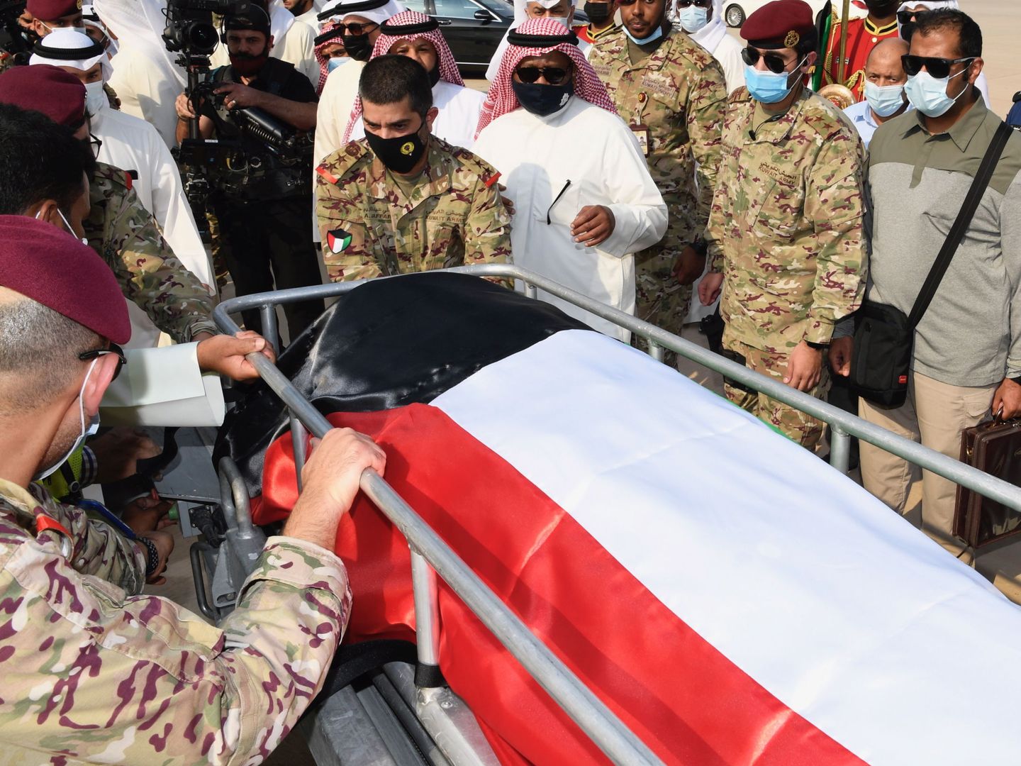 La llegada del féretro del emir a Kuwait. (EFE)