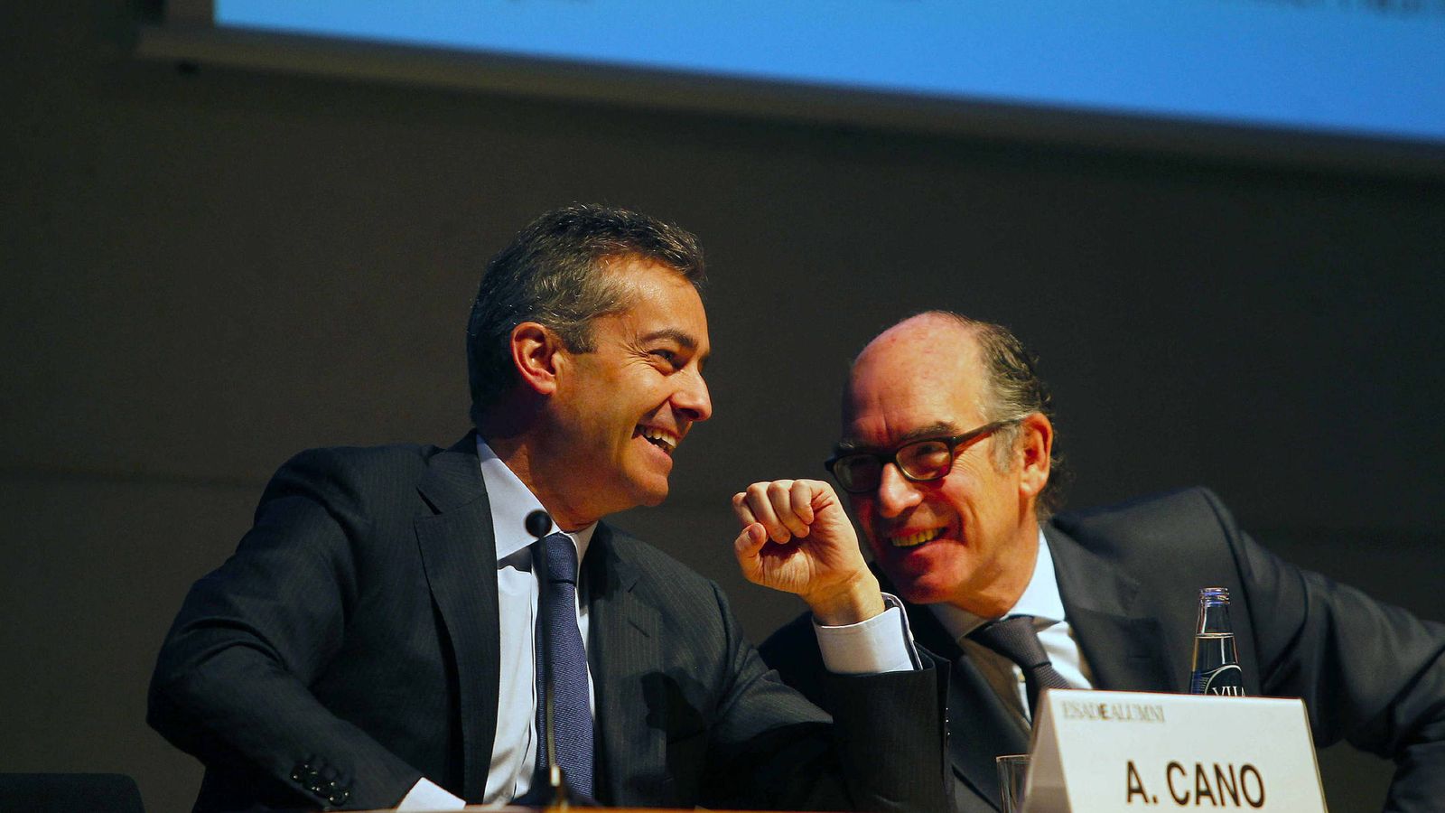 Foto: El consejero delegado del BBVA, Ángel Cano (i), y el presidente del Patronato de la Fundación Esade, Pedro Fontana, en 2012. (EFE)