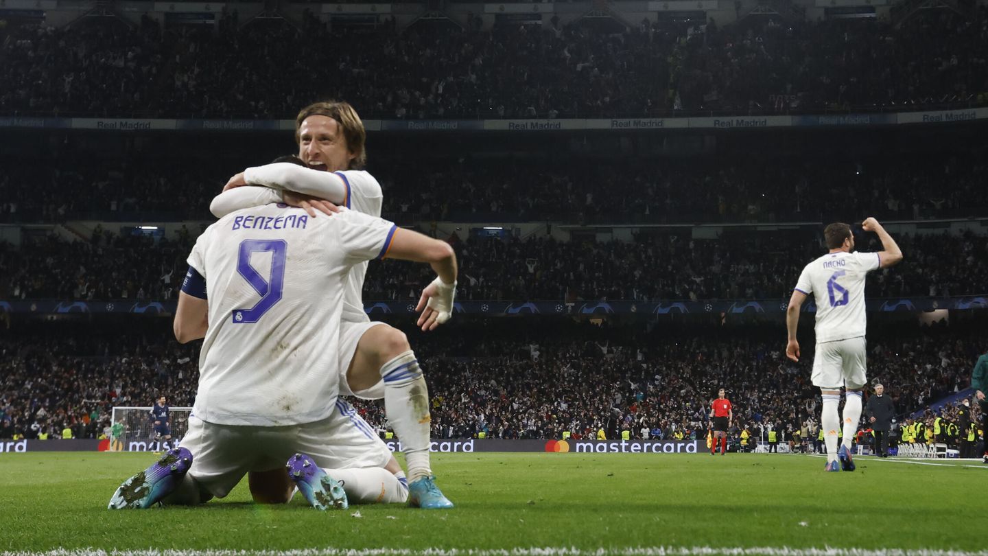 Modric celebra con Benzema la victoria ante el PSG. (EFE/Juanjo Martín) 