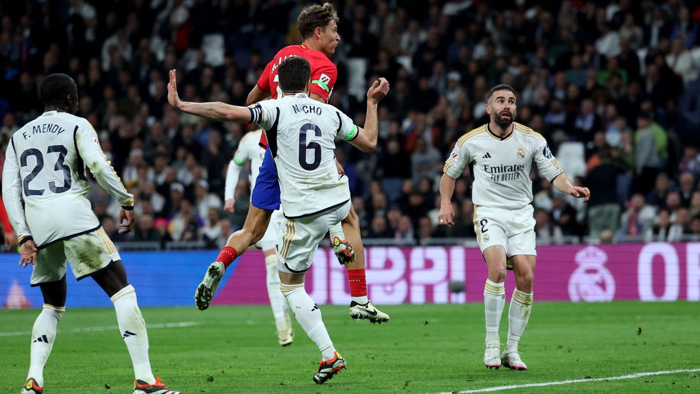 Nacho Fernández defendió el gol con la mirada. (Reuters/Isabel Infantes)