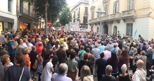Foto: Vecinos protestan frente al ayuntamiento de Mataró