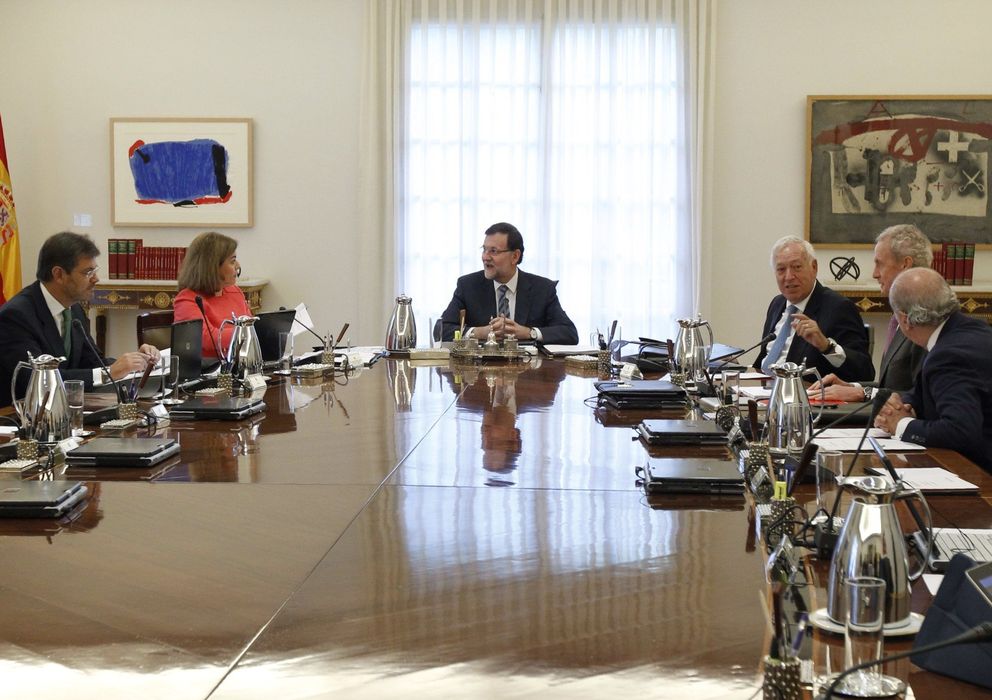 Foto: El presidente del Gobierno, Mariano Rajoy (c), al inicio hoy de la reunión extraordinaria del Consejo de Ministros (Efe)